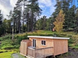 Kaoglen Lodge - Fawn Pod - Hot Tub - Dogs - Pitlochry - Luxury, hotel in Blairgowrie