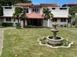 Coronado Beachfront tropical home!, cabaña o casa de campo en Playa Coronado