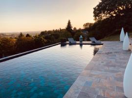 La Demeure, hotel with hot tubs in Sillé-le-Guillaume
