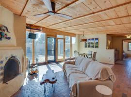 Santa Fe Vacation Rental with Patios and Pool Access!, βίλα στη Σάντα Φε