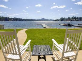 Waterfront Newport Home with Private Boat Dock!, hotel con parking en Newport