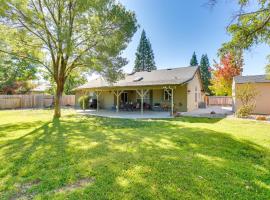 Charming Redding Home with Furnished Patio!, holiday home in Redding