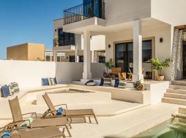Casa Gallo, Heated Pool, Exclusive Beach & Great Location, villa em Cabo San Lucas
