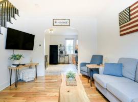 Cozy Retreat in Downtown Lancaster with Backyard Patio, khách sạn gia đình ở Lancaster