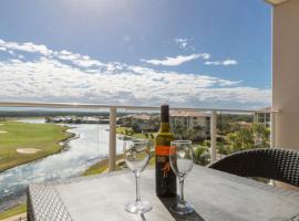 Lovely Studio Apartment Overlooking Golf Course!, hotel i Pelican Waters
