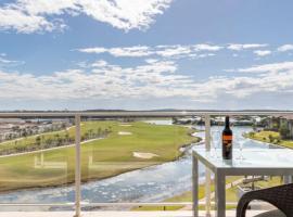 Spa Apartment - Beautiful Views Of Golf Course!, hytte i Pelican Waters