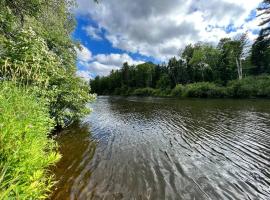 Relaxing Riverside Getaway with a Cozy Fireplace, hotel in Bancroft