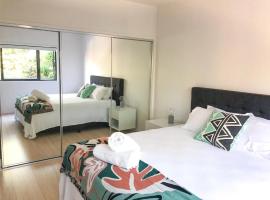 "Fern Retreat" - Private luxury in Noosa Heads, hotel in Noosa Heads