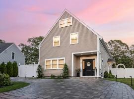 Renovated & Sophisticated Home Near Beach & Shops!, hotel in Barnstable