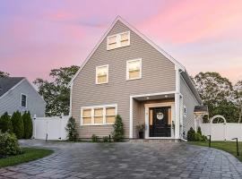 Renovated & Sophisticated Home Near Beach & Shops!, παραθεριστική κατοικία σε Barnstable