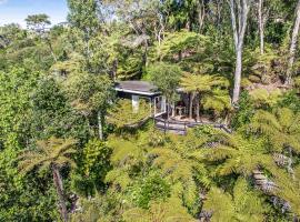 The Treehouse - Raglan Holiday Studio, vikendica u gradu Raglan