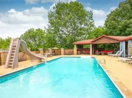 NEW Outdoor Oasis Pool, Hot Tub, Firepl, 6 bedr