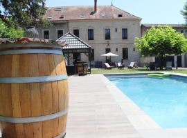 Les Tourelles, hotel v destinaci La Tour-du-Pin