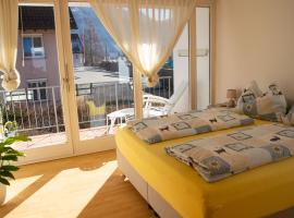 Private doublebed Room with balcony in shared house, homestay in Dornbirn