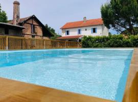 Charmante Maison dans Les Landes x 10 avec piscine et salle d escalade, vila u gradu Lue