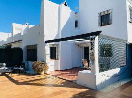 Acogedora casa con terraza y chimenea, villa i Marbella