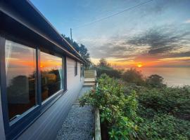 Polhawn Lookout, The Forgotten Chalet, hotel amb jacuzzi a Cawsand