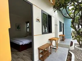 Color Inn - Homestay & Cafe