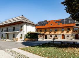 Youth Hostel Arsviva, hotel cerca de Castillo de Snežnik, Stari Trg pri Ložu