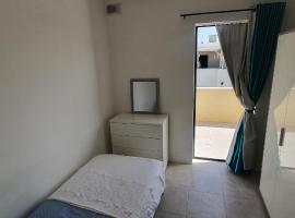 A day at Dee's, cheap hotel in Birżebbuġa