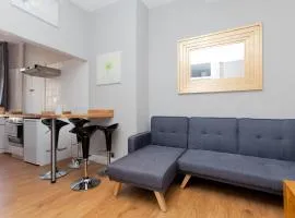 Bright & Homely City Centre Apartment near Holyrood
