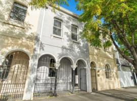 Victorian Terrace in the heart of it all!, hotel di Melbourne