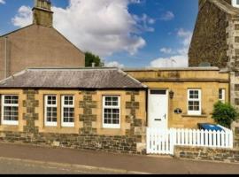 Crossways Cottage Quirky 2 bedroom cottage in Central location, hytte i Peebles