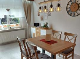 Moderne Ferienwohnung - neu renoviert - ruhige Lage, family hotel in Waldachtal