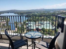 Belc3 Luxurious 1BR with Serene Lake Views, hotel in Belconnen