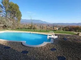 Jolie maison avec vue imprenable, piscine, jeu de boules, calme au cœur du Luberon