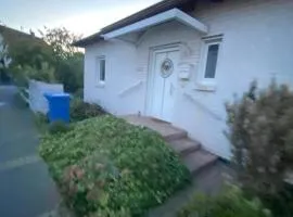Es ist eine sehr schöne Haus mit 3 Zimmer Und Garten,Carports für 2 Autos