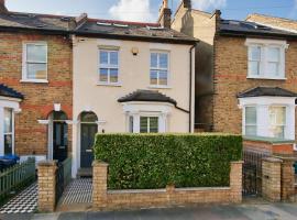 Family 4-Bed House & Secluded Garden - Wimbledon, nhà nghỉ dưỡng ở London