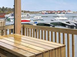 6 person holiday home in Kverva, hotell i Dyrvik