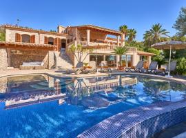 Quiet Villa in Buger with amazing pool, paddle court and nice garden, hotel in Búger