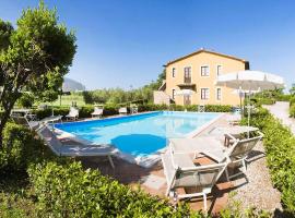 Il Casale di Donoratico, Residence with swimming-pool, hotel in Donoratico