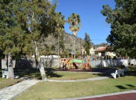 Beautiful 3 Bedr House in Arakapas with fireplace, hotel v destinaci Arakapas