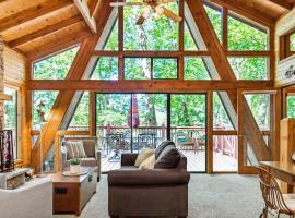 Timberline Cottage by Sarah Bernard, Beautiful Private Dock and Treehouse!, ξενοδοχείο με πισίνα σε Innsbrook