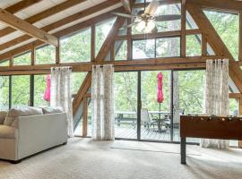 Powderhorn Lakefront chalet by Sarah Bernard with Private Dock and Fire Pit，Innsbrook的有停車位的飯店