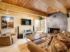 Chateau Eau Claire Unit 17, Serene Condo Overlooking the River with Many Upgrades, Hotel in Aspen