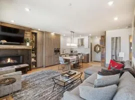 Chamonix 27, Snowmass Ski-in/Ski-out Condo with Pool, Hot Tub, Gym, WiFi & Washer/Dryer