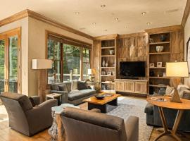 Owl Creek 20, Luxury family home with private balcony, deck, hot tub, and patio - near lifts!, hotel en Snowmass Village