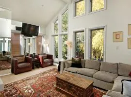 Old Hundred Unit 102, Townhouse with Treetop Views & Excellent Location, 3 Blocks to Ski Slopes