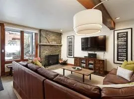 Fifth Avenue Unit 8, Condo with Extra Murphy Bed + Access to Pool & Hot Tub