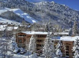 Fasching Haus Unit 10, Condo w/ Private Deck, Great Views, 2 Blocks to Downtown Aspen