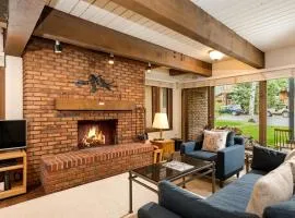 Cottonwoods Unit 1F, Stylish Condo with Excellent West End Location, Wood-Burning Fireplace