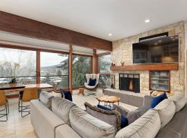 Durant Unit D5, Luxury Condo with Beautiful Furnishings, Great Views, and Central A/C, hotelli kohteessa Aspen