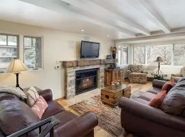 Fasching Haus Unit 8, Deluxe Condo w/ A/C, Private Deck, 2 Blocks to Downtown
