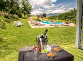 Borgo Canapegna - "La quercia d'oro" private pool in the heart of Le Marche, hotel in Fabriano