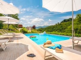 Borgo Canapegna - 2 private villas and 3 private pools in the heart of Le Marche、ファブリアーノの駐車場付きホテル