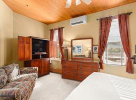 Independence Square 308, Top Floor Hotel Room with Ideal Downtown Location, hotel a Aspen